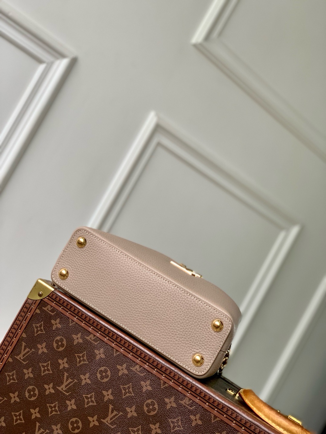 Louis Vuitton Capucines MM M12935 Galet Gray
