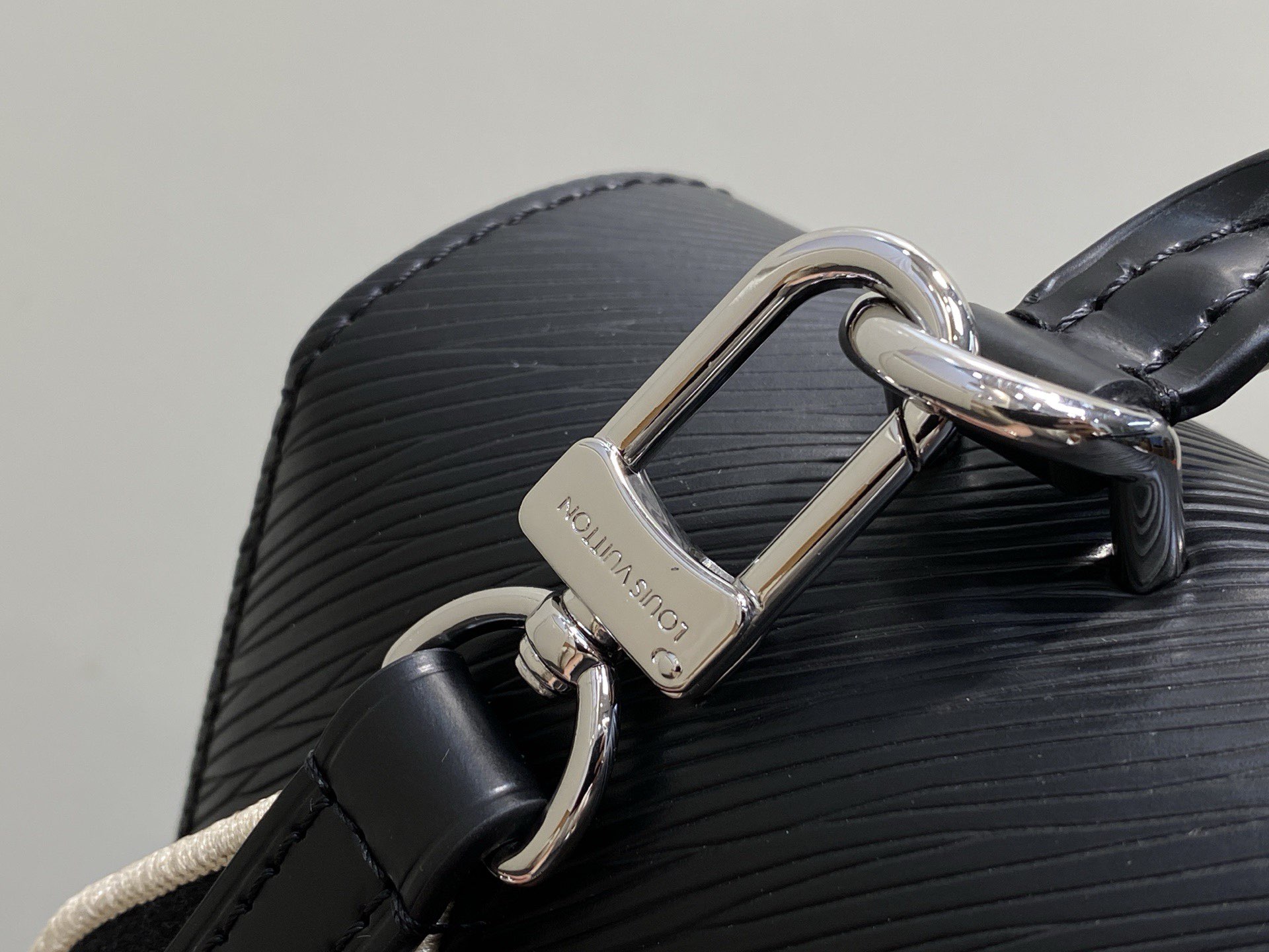 Louis Vuitton Cluny MM EPI Leather M58931 Black