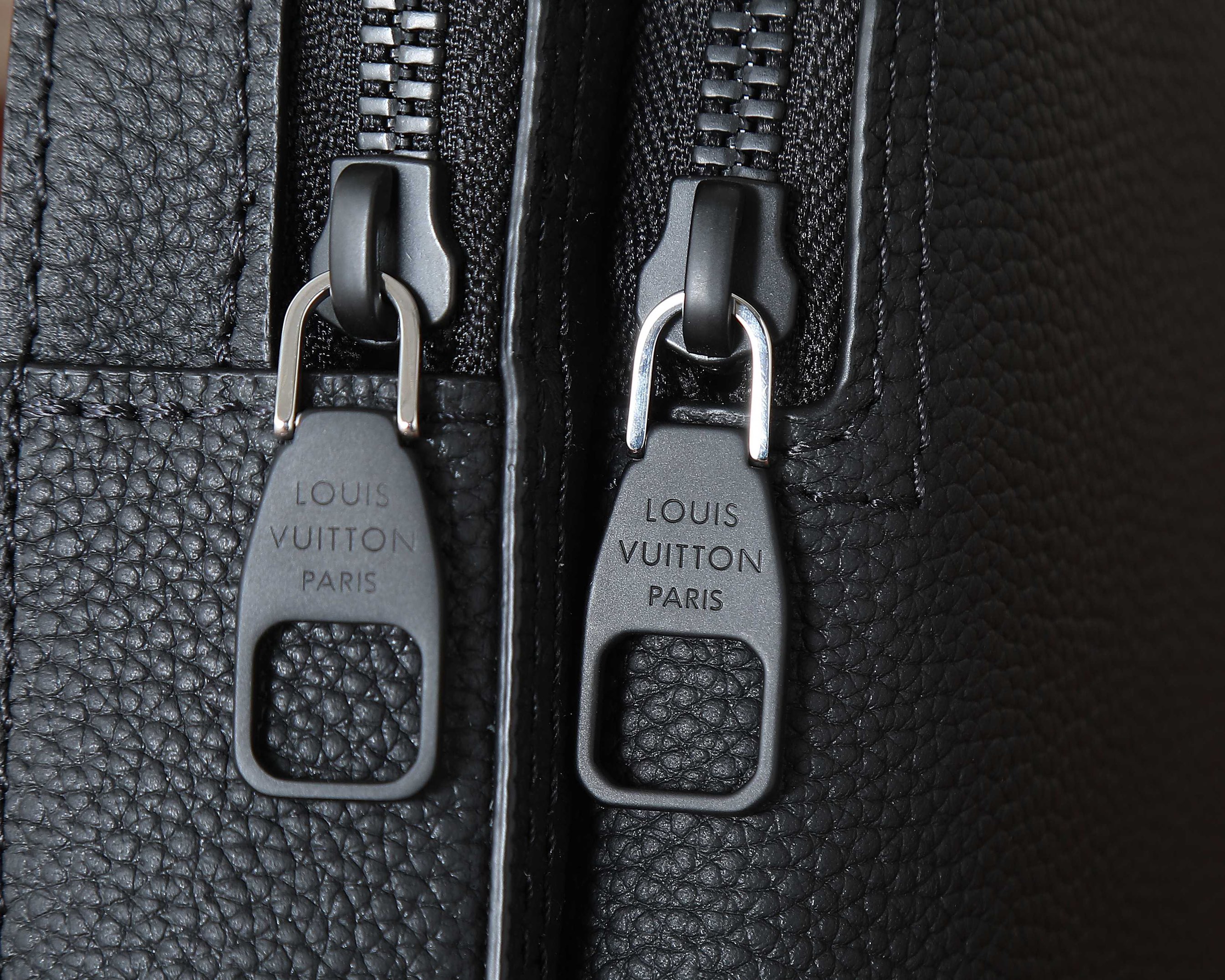 Louis Vuitton Avenue Slingbag PM M15269 Black