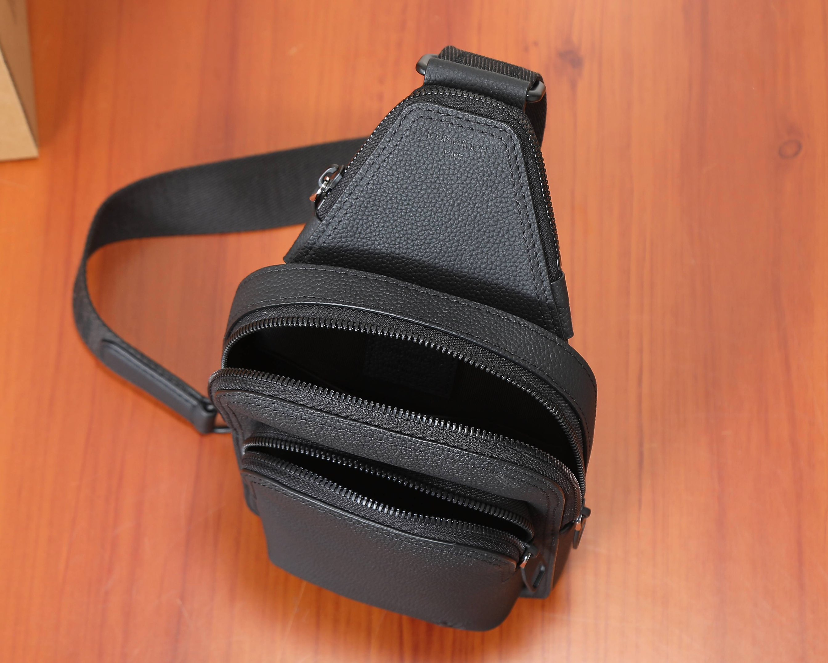 Louis Vuitton Avenue Slingbag PM M15269 Black